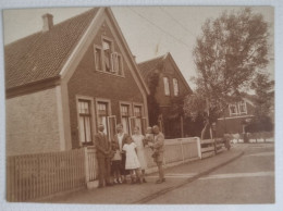 PH Originale - Hommes, Femmes Et Enfants D'une Famille Posant Devant La Maison - Anonyme Personen