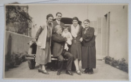 PH Originale - Hommes, Femmes Et Bébé Dans La Famille Posant Dans La Cour De La Maison, 1928 - Personnes Anonymes