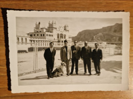 19506.   Fotografia D'epoca  Gruppo Uomini Con Cane Aa '50 Mondello - 12,5x8,5 - Lugares