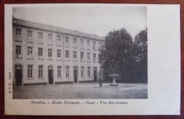 Cpa Nivelles ; école Normale - Cour - Vue Des Classes - Nijvel