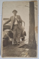 PH Originale - Homme Senior élégant En Costume-cravate Et Chapeau S'appuyant Sur Sa Voiture, 1946 - Personnes Anonymes