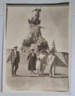 PH Originale -Deux Couples Avec Une Fille Marchant Sur La Place Avec Un Grand Monument Derrière, Mendoza, Argentine 1936 - Personas Anónimos