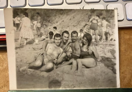 REAL PHOTO - PIN UP -  PLAGE  UNE FEMME Et 3 HOMMES TORSE NU - Pin-up