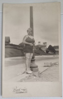 PH Originale - Femme Posant Devant La Mer Dans Les Rues De Mar Del Plata, Argentine, 1945 - Personas Anónimos