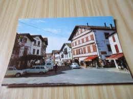 Saint-Pée-sur-Nivelle (64).La Place - Carte Animée Avec Commerces. - Otros & Sin Clasificación