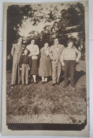 PH Originale - Hommes, Femmes Et Enfants D'une Famille Profitant De La Journée Sur Une Place, 1957 - Personas Anónimos