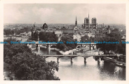 R109961 Paris En Flanant. La Cite Notre Dame Et Les Ponts. Yvon. RP - Welt