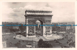 R109962 Paris En Flanant. L Arc De Triomphe De L Etoile. Yvon. RP - Welt