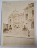 PH Originale - Homme Devant Un Grand Palais, 1925 - Anonyme Personen