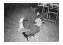 Photo Ancienne, Jeune Homme Joue Avec Son Chien Allongé Sur Le Sol D'une Taverne, Années 1970 - Sin Clasificación