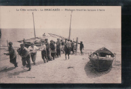 Cpa 66 Le Barcarès Pêcheurs Tirant Les Barques à Terre - Port Barcares