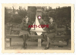 WW2 PHOTO ORIGINALE ALLEMANDE Souris Grises Dans Parc Avec Enfant Maquette Bateau à BRUXELLES BRUSSEL BELGIQUE BELGIË - 1939-45