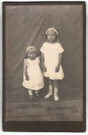 Fotografie Fotograf Und Ort Unbekannt, Bildschönes Mädchen Mit Ihrer Kleinen Schwester  - Personnes Anonymes