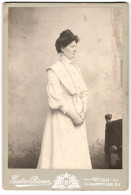 Fotografie Gustav Broser, Wien, Hauptstrasse 23, Dame Im Eleganten Weissen Kleid  - Personnes Anonymes