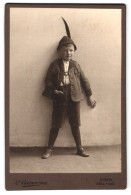 Fotografie C. Pietzner`s Nachf., Eger, Bahnhofstrasse 16, Knabe In Volkstümlicher Tracht  - Personnes Anonymes