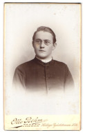 Fotografie Otto Böhm, Passau, Heilige Geiststrasse 379, Portrait Junger Geistlicher Mit Brille  - Berühmtheiten