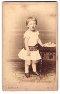 Fotografie H. Schröder, Lübeck, Beckergrube 150, Portrait Kleines Mädchen Im Weissen Kleid  - Anonyme Personen