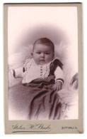 Fotografie H. Strube, Zittau I /S., Lessingstrasse 14, Portrait Süsses Kleinkind Im Kleid Mit Latz  - Personnes Anonymes