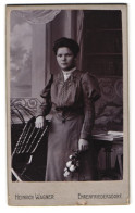 Fotografie Heinrich Wagner, Ehrenfriedersdorf, Portrait Junge Dame In Hübscher Kleidung  - Personnes Anonymes
