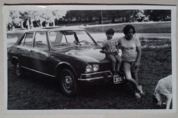 PH - Mère Avec Son Fils Assis Sur Une Voiture Peugeot 504. - Automobiles