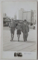 PH - Père Et Ses Deux Enfants Se Promenant Dans Une Ville Touristique. - Anonyme Personen