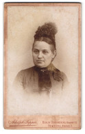 Fotografie Adolph Tepper, Berlin-Schöneberg, Haupt-Strasse 22, Portrait Bürgerliche Dame In Modischer Kleidung  - Anonyme Personen