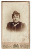 Fotografie J. Fuchs, Dresden, Waisenhaus Strasse 16, Portrait Junge Dame Mit Hochgestecktem Haar  - Personas Anónimos