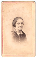 Fotografie Carl Arazim, Dresden, Amalienstrasse 23, Portrait Bürgerliche Dame Mit Kragenbrosche  - Anonyme Personen