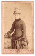 Fotografie E. Born, Dresden, Pragerstrasse 5, Portrait Junge Dame In Winterlicher Kleidung  - Anonieme Personen