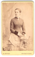 Fotografie W. Höffert, Dresden, See-Strasse 10, Portrait Junge Dame Im Modischen Kleid  - Anonyme Personen