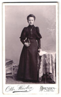 Fotografie Otto Martin, Dresden-Löbtau, Reisewitzerstrasse 18, Portrait Junge Dame Im Kleid Mit Kreuzkette  - Anonyme Personen