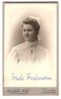 Fotografie Aug. Adler Nachf., Dresden, Victoriastrsse 22, Portrait Junge Dame Mit Haarschleife  - Anonieme Personen