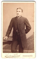 Fotografie Gustav Karsch, Dresden-Neustadt, Gr. Meissenerstrasse 17, Portrait Junger Herr In Modischer Kleidung  - Personnes Anonymes