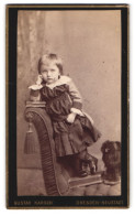 Fotografie Gustav Karsch, Dresden-Neustadt, Grosse Meissenerstrasse 17, Portrait Kleines Mädchen Im Hübschen Kleid  - Anonieme Personen