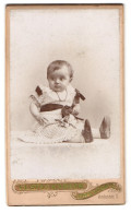 Fotografie Gustav Karsch, Dresden-N., Antonstrasse 2, Portrait Süsses Kleinkind Im Hübschen Kleid  - Anonyme Personen