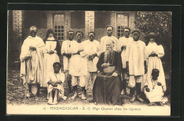AK Madagascar, S. G. Mgr. Givelet Chez Les Lépreux, Missionar Bei Leprakranken  - Andere & Zonder Classificatie