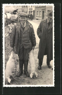 Foto-AK Schweinezüchter Hält Zwei Läufer An Den Hinterbeinen  - Varkens