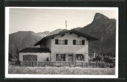 Foto-AK Oberammergau, Wohnhaus Gegen Bergmassiv, Ca. 1940  - Oberammergau