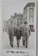 PH - Père Et Ses Deux Enfants Se Promenant Dans Une Ville Touristique. - Personnes Anonymes