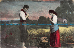 R111197 Old Postcard. Woman With Man Praying At The Fields - Welt