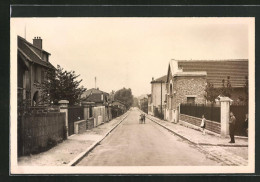 CPA Champigny-le-Tremblay, Rue Du Commerce Et La Chapelle Saint-Joseph  - Autres & Non Classés