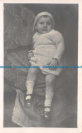 R111335 Old Postcard. Baby - Monde