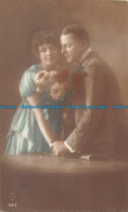 R112390 Old Postcard. Woman And Man And Flowers. B. Hopkins - Monde