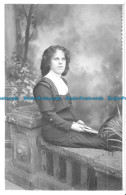 R111344 Old Postcard. Woman - Monde