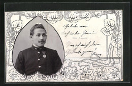 Foto-AK Soldat In Uniform Mit Orden, Passepartout Mit Floraler Ornamentik  - Weltkrieg 1914-18