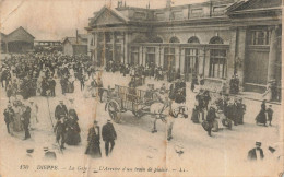 P1-76 DIEPPE LA GARE-L'ARRIVEE D'UN TRAIN DE PLAISIR CPA TRES ANIMEE ATTELAGE CHEVAL  ABIMEE - Dieppe