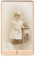 Fotografie Atelier Globus, Berlin-W., Leipziger-Str. 132-135, Kleines Mädchen Im Kleid Mit Blume  - Personnes Anonymes
