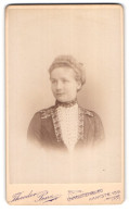 Fotografie Theodor Penz, Berlin-Charlottenburg, Kantstr. 156, Junge Dame In Hübscher Kleidung  - Anonyme Personen