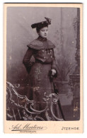 Fotografie Ad. Martens, Itzehoe, Mühlenstr. 5, Junge Dame Im Modischen Kleid  - Anonyme Personen