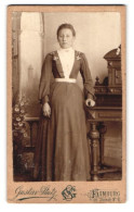 Fotografie Gustav Stutz, Hamburg, Steinstr. 61, Junge Dame Im Modischen Kleid  - Personnes Anonymes